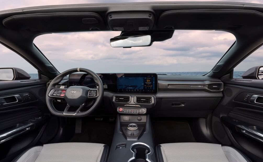 Cabina del Ford Mustang Dark Horse SC Convertible. Foto: Ford