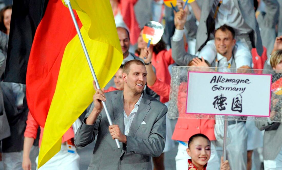 La delegación olímpica alemana, encabezada por el baloncestista alemán de los Dallas Mavericks Dirk Nowitzkym. (Foto: Archivo - EFE/Marcus Brandt)
