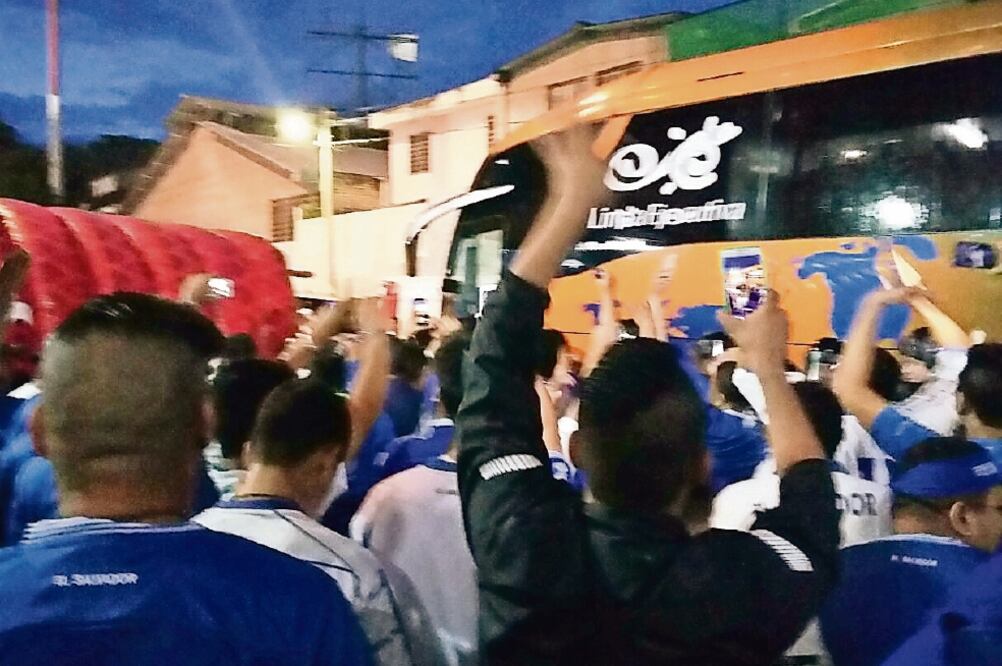 El camión que transportó al Tri fue agredido y le rompieron un vidrio (ÉDGAR LUNA)