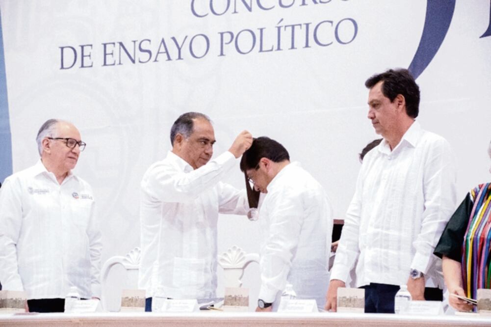 En la premiación del concurso de ensayo político, el gobernador Héctor Astud i l lo dijo que la sociedad reclama profundos cambios políticos, económicos y sociales
