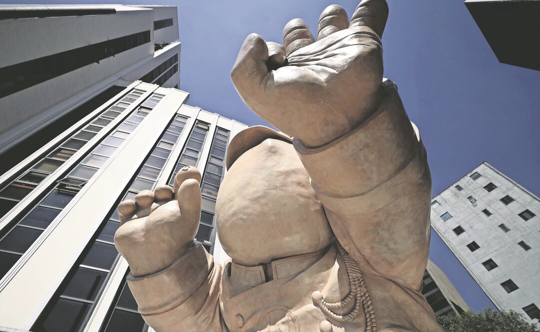 Premio Mayor es el nombre de la escultura realizada por Rodrigo de la Sierra, que está ubicada frente al edificio El Moro. (ALEJANDRA LEYVA. EL UNIVERSAL)