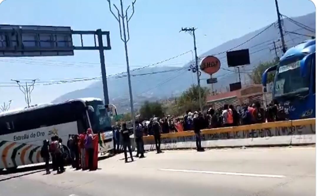 Bloqueo en autopista del Sol, por normalistas de Ayotzinapa. Foto: Captura de pantalla, X