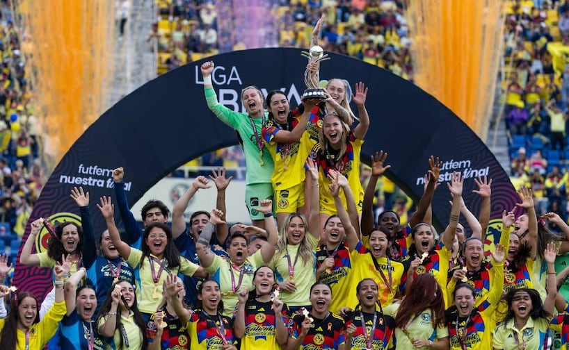 América levanta el trofeo de campeón de la Liga MX Femenil / Foto: Hugo Salvador - EL UNIVERSAL