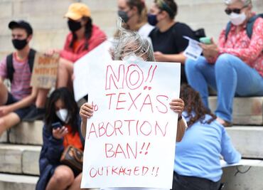 Juez bloquea temporalmente aplicación de ley antiaborto en Texas