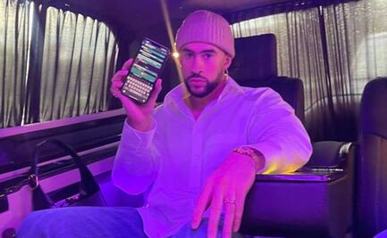 Bad Bunny comparte foto en la que "mensajea" en su canal de WhatsApp: “Por si no creen que soy yo”