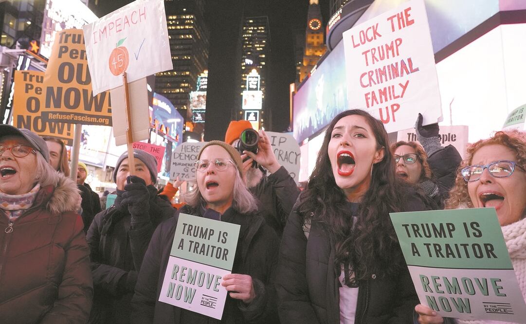 Opositores al mandatario estadounidense, Donald Trump, se reunieron ayer en Times Square, Nueva York. Foto: BRYAN R. SMITH. REUTERS