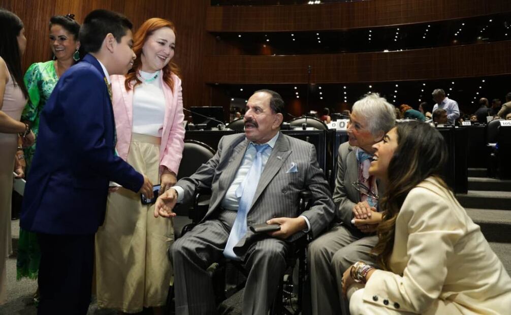 El licenciado Juan Francisco Ealy Ortiz, presidente ejecutivo de El Universal, visitó la Cámara de Diputados. Estuvo acompañado de su esposa Perla Diaz de Ealy y de su hija la diputada María Teresa Ealy. Foto: Carlos Mejía / EL UNIVERSAL