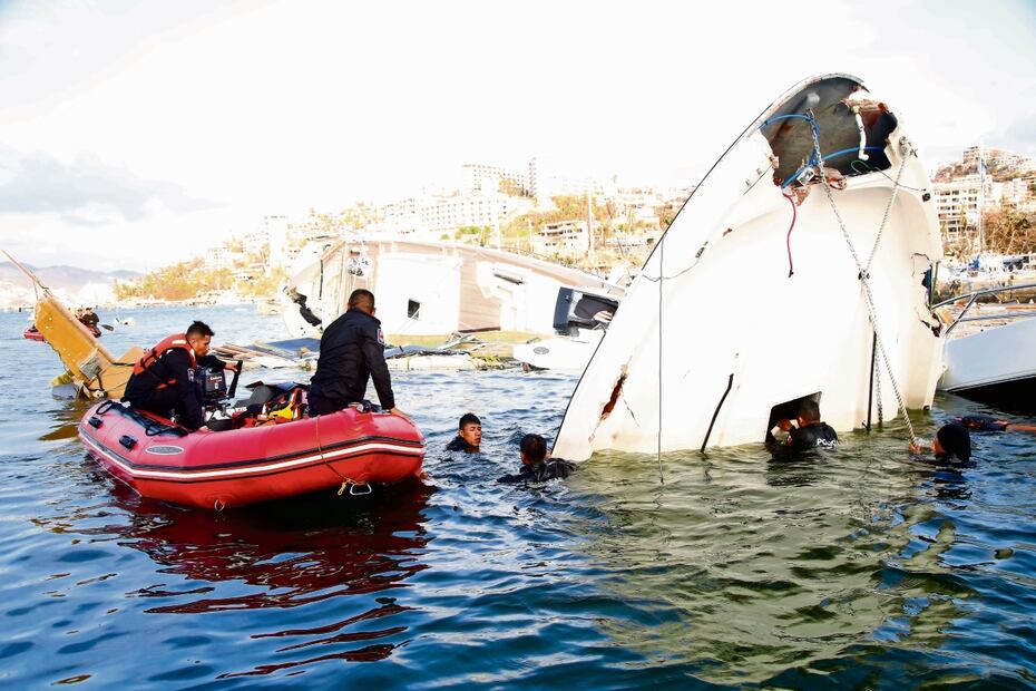 Los agentes llevan a cabo recorridos en los que se han encontrado más víctimas. Foto: Valente Rosas / El Universal