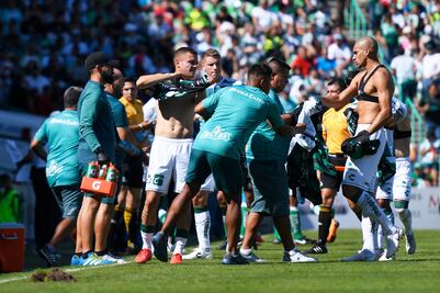 Santos cambia de jersey en pleno partido