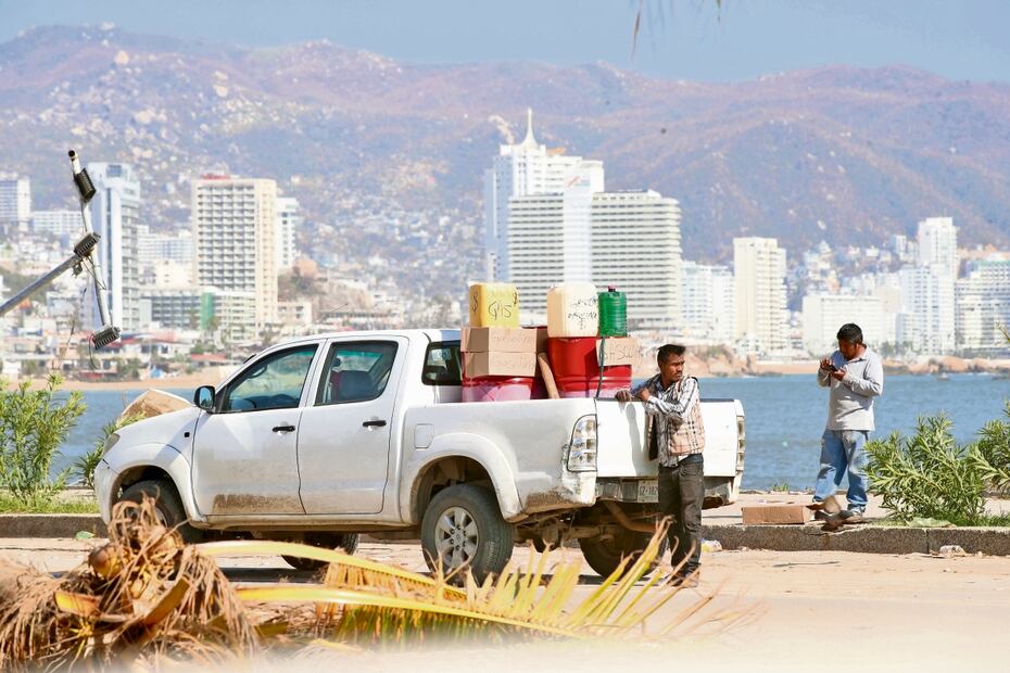 En la Costera Miguel Alemán, una camioneta estacionada ofrece gasolina ilegal a los vehículos que transitan por el lugar en ambas direcciones. Foto: Valente Rosas / El Universal