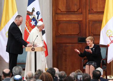 Papa pide perdón por abusos sexuales de religiosos a niños