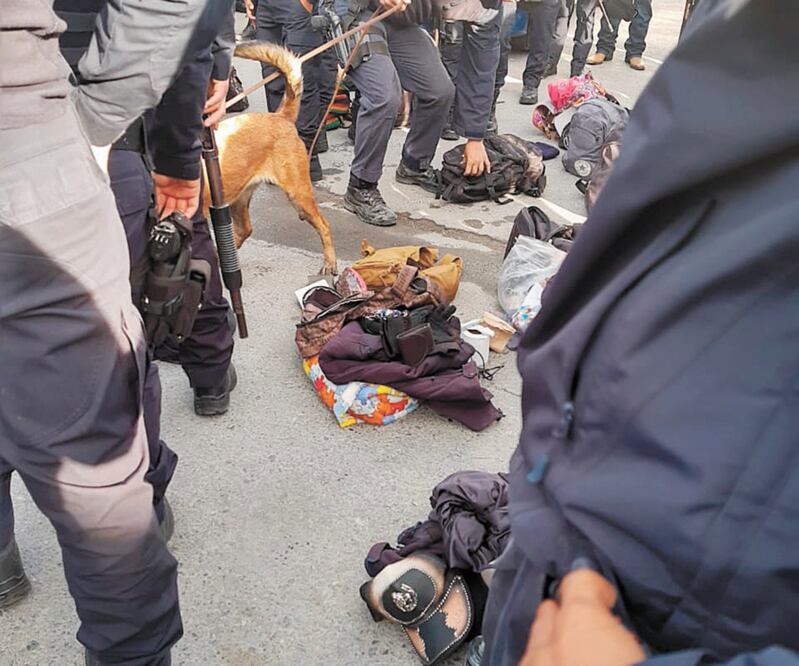 Búsqueda. A través de las redes sociales circularon imágenes tomadas por policías, que constatan la revisión a los agentes estatales. ESPECIAL