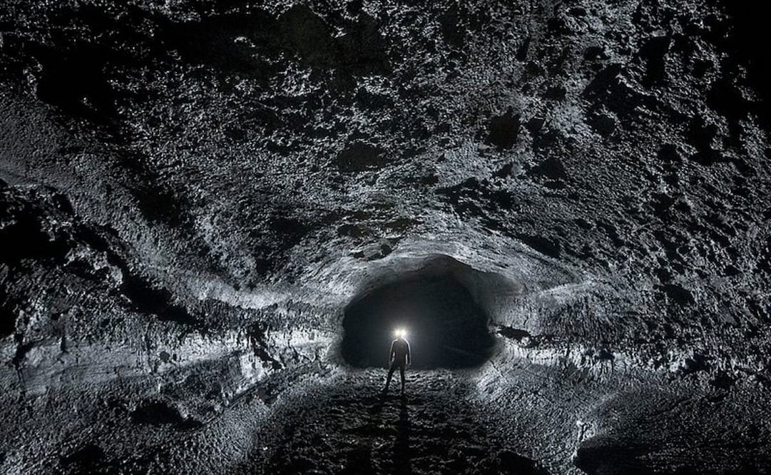 Sube al cráter del volcán Xitle y camina en sus oscuras cuevas. Foto: Cortesía Mexico City Adventures Tours