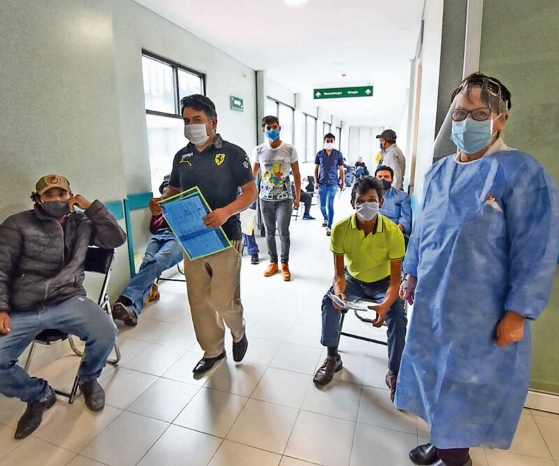 El personal recibió la presea por su labor en la pandemia. ARCHIVO EL UNIVERSAL