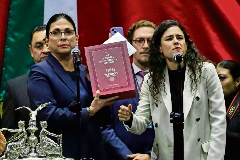 Marcela Guerra recibió de Luisa María Alcalde el informe. Foto: Fernanda Rojas / El Universal
