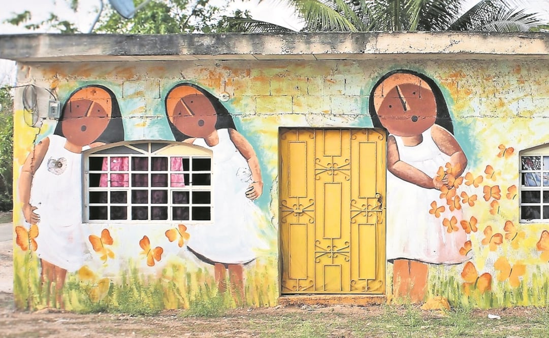 Gracias a la iniciativa de la artista Carmen Mondragón, la casa de las hermanas Ramos fue decorada con imágenes que las muestran a ellas, Jessica, Andrea y Emma, junto a decenas de mariposas. (FOTOS: CORTESÍA C.M CULTURA)