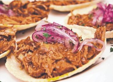 Una mujer y sus tres hijos se intoxican por comer cochinita pibil en mal estado en Yucatán