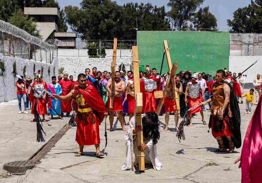 Fueron aproximadamente un centenar de personas recluidas quienes participaron en la representación de la muerte y resurrección de Cristo, realizada este viernes. Foto: Hugo Salvador / EL UNIVERSAL