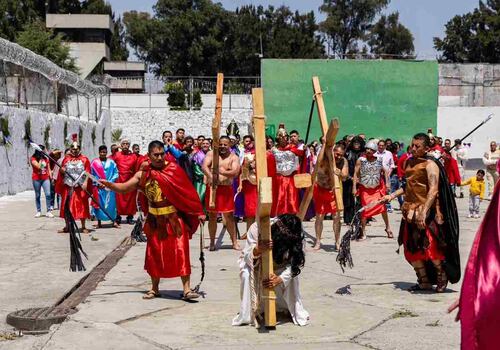Fueron aproximadamente un centenar de personas recluidas quienes participaron en la representación de la muerte y resurrección de Cristo, realizada este viernes. Foto: Hugo Salvador / EL UNIVERSAL
