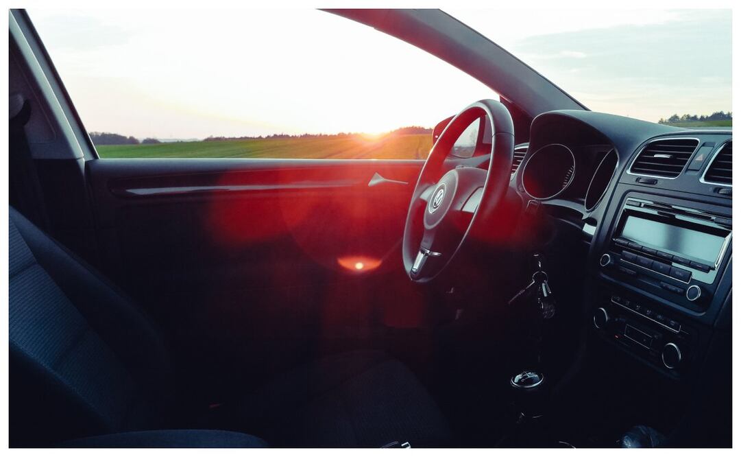 Aprende cómo usar la calculadora de la Condusef para comprar un auto de acuerdo con tu salario. Imagen: Unsplash.