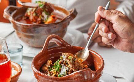 El mole de caderas, un plato insignia de la Mixteca