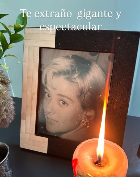 Alejandra Guzmán recuerda así a su madre Silvia Pinal en su primer aniversario luctuoso.