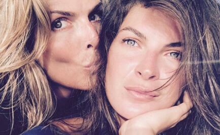 Montserrat Oliver y su novia posan "topless"