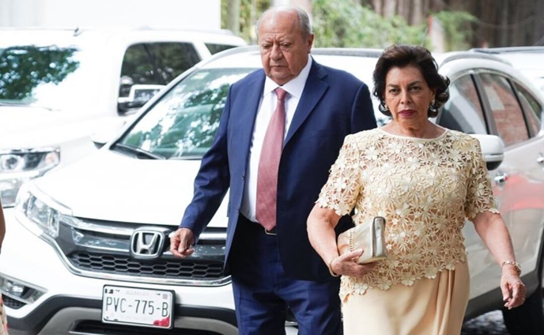 En la fotografía: Romero Deschamps y su esposa se dirigen a la boda de Mar Collado. Revista Clase