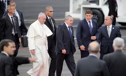 "Mis respetos a Fidel y a cubanos dispersos por el mundo": Papa