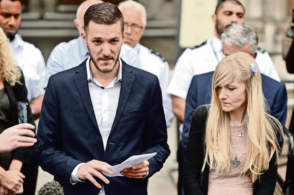 Chris Gard y Connie Yates, los padres del bebé Charlie Gard, hablaron ayer con los medios tras concluir sus esfuerzos para tratar a su hijo en Estados Unidos (CHRIS J RATCLIFFE. AFP)
