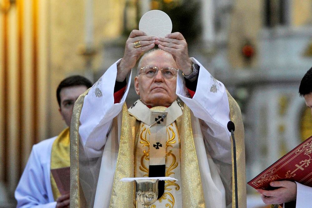 El cardenal Peter Erdö celebra la misa de Navidad en la Basílica de Esztergom, en la ciudad de Esztergom, a 51 kilómetros al noroeste de Budapest, Hungría, el 25 de diciembre de 2016. Foto: AP