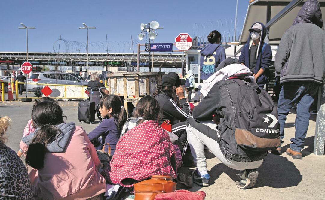  Decenas de migrantes, muchos de ellos familias enteras, esperan en la puerta de ingreso hacia Estados Unidos, en la garita Otay Mesa una respuesta a su solicitud de asilo. Foto: Aimee Melo/ EL UNIVERSAL.