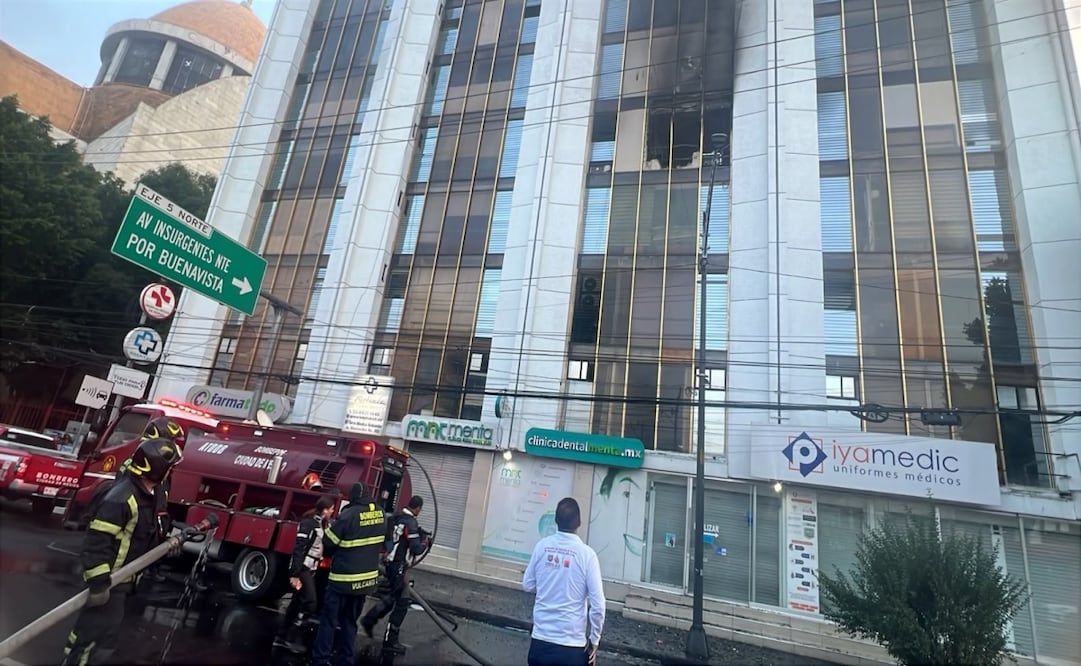 Incendio moviliza a cuerpos de emergencia; fuego en Torre Médica Lindavista es controlado sin lesionados. Foto: Especial