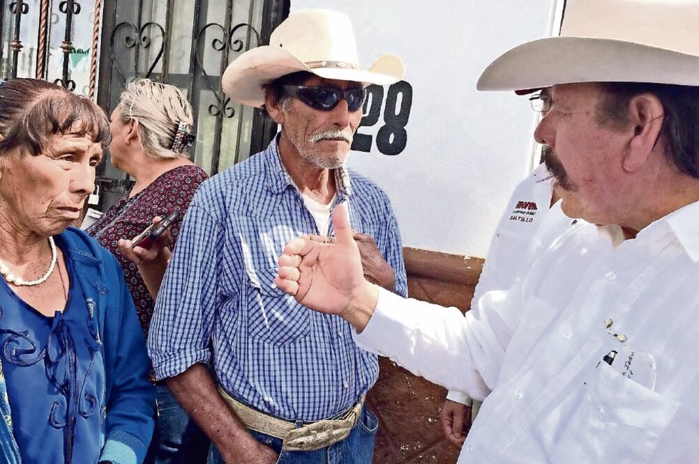 En un recorrido por la colonia Teresitas, de Saltillo, Armando Guadiana, candidato de Morena a la gubernatura estatal, reconoció que la entidad carece de infraestructura; además, la tramitología entorpece la llegada de empresas (CORTESÍA MORENA)