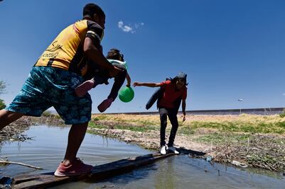 Mil migrantes se entregan al día a Patrulla Fronteriza