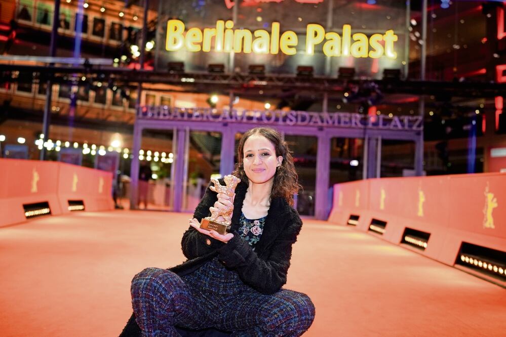 Mati Diop acompañada de la presidenta del jurado, Lupita Nyong’o. Abajo, junto a la productora francesa Judith Lou Levy, la productora francesa Eve Robin y el productor y actor senegalés Fabakary Assymby Coly. Foto: AFP