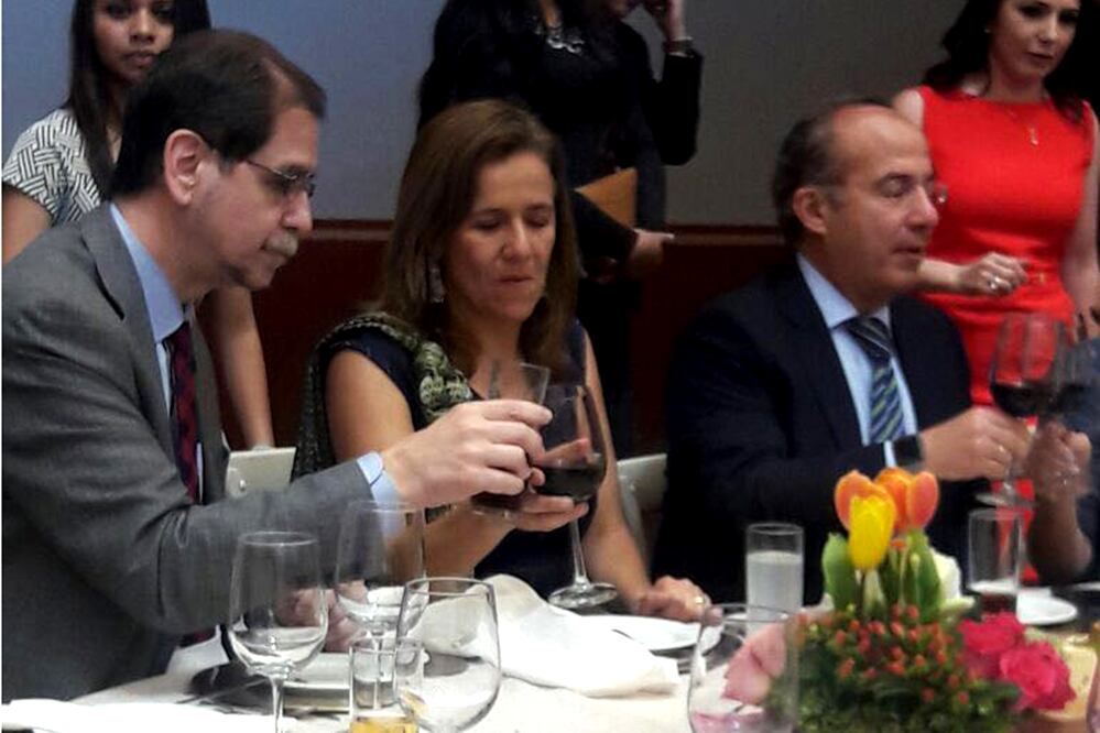 Basave y el “brindis prohibido”