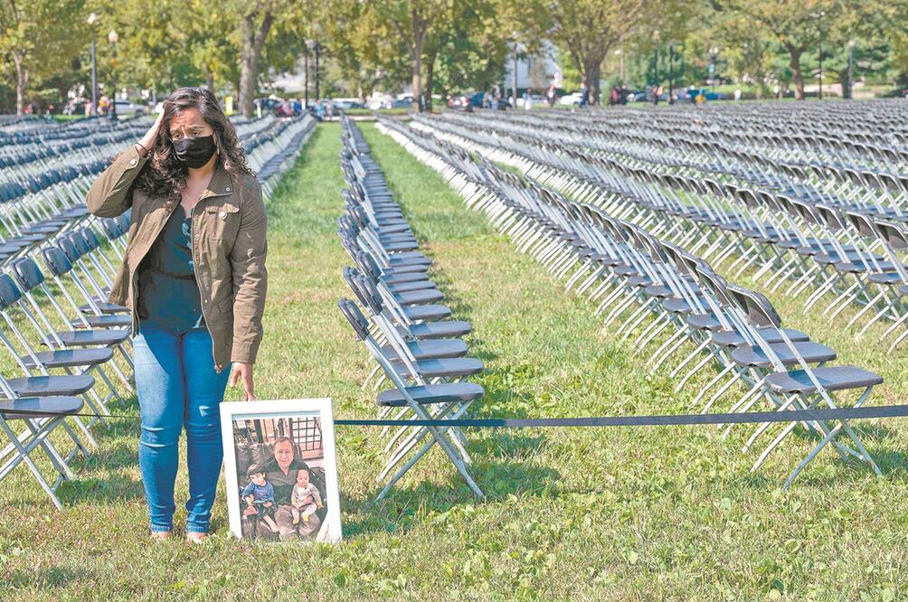 Naeha Quasba, cuyo padre (en la foto) murió por Covid-19, participó ayer en el homenaje en Washington a los fallecidos. Andrew Caballero-Reynolds. AFP