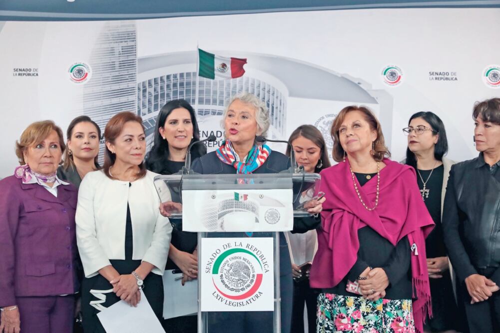 Olga Sánchez Cordero (centro), junto con senadoras de todos los partidos, se sumó a la iniciativa para garantizar la igualdad de género presentada por la priísta Vanessa Rubio (segunda de der. a izq.).