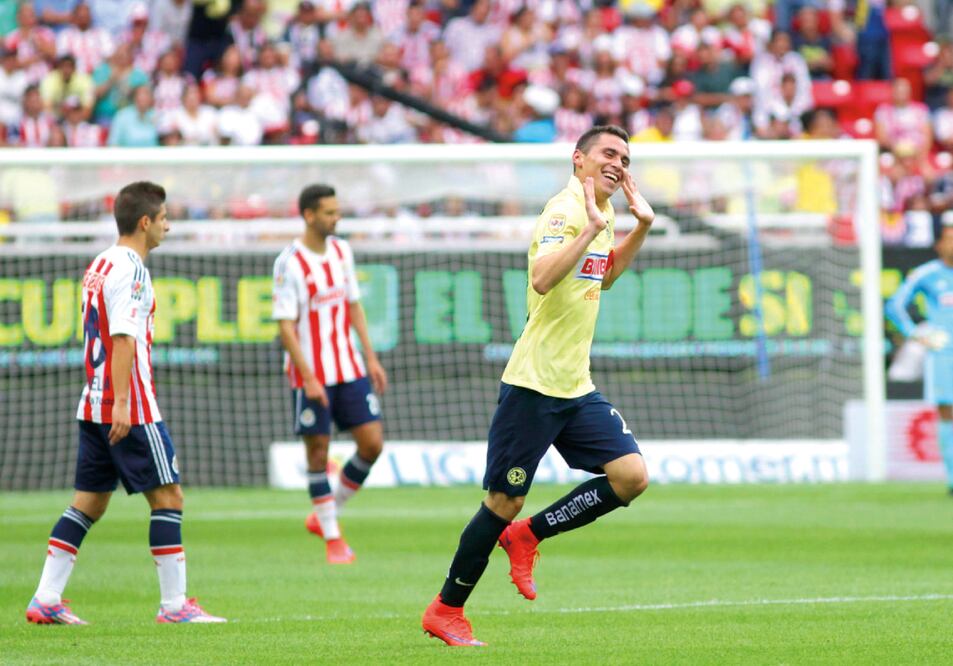 Vallas con propaganda del PVEM aparecieron en el estadio Omnilife el 26 de abril, en el América-Chivas (ARCHIVO)