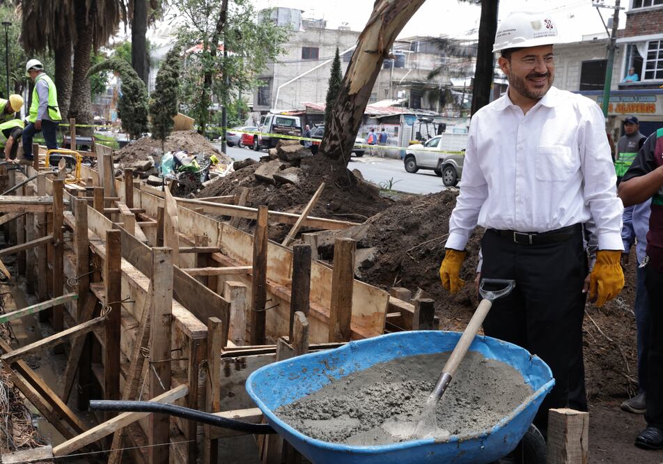 El Jefe de Gobierno de la CDMX, Martí Batres realizó un recorrido por las obras de rehabilitación del Parque Campamento 2 de Octubre y Canal de La Viga, en la Alcaldía Iztacalco. (Foto: especial)