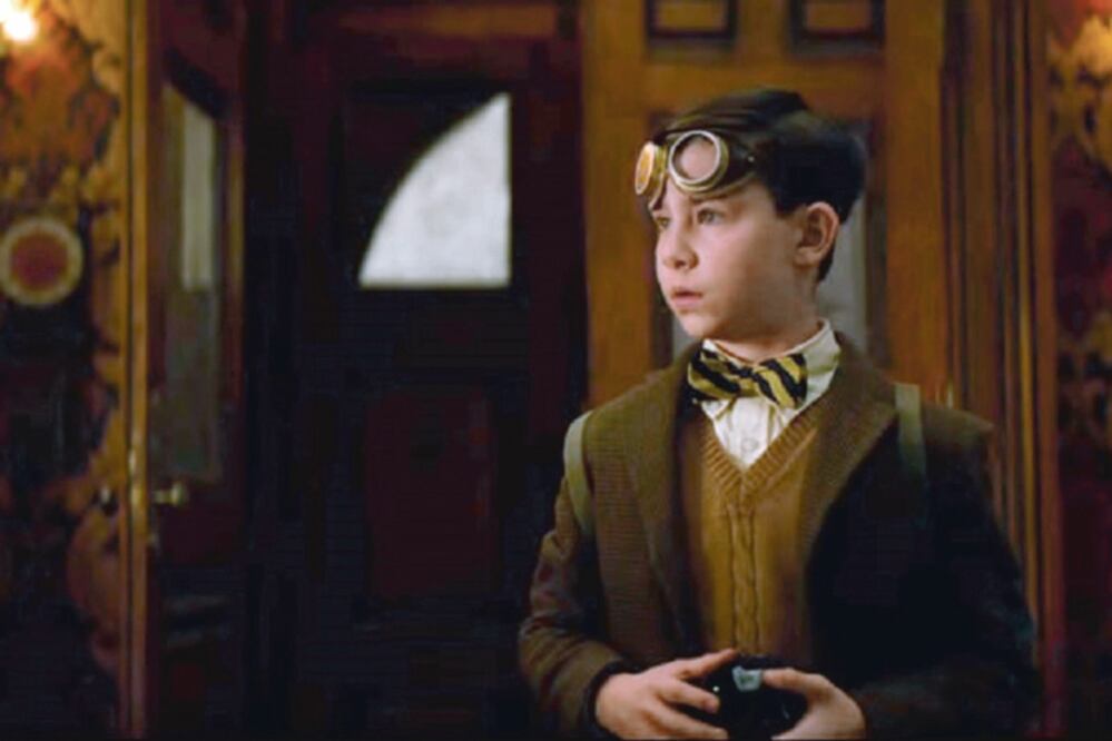 Owen Vaccaro interpreta a Lewis Barnavelt en el filme de Eli Roth. (CORTESÍA)