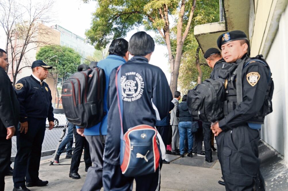 Padres, autoridades escolares y de seguridad pública revisaron las pertenencias de los alumnos para prevenir hechos violentos. (ARMANDO MARTÍNEZ. EL UNIVERSAL)