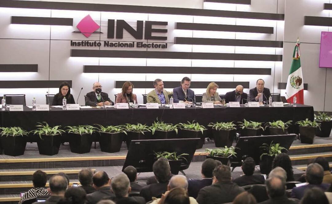 Integrantes del INE se reunieron ayer para analizar el impacto del plan B. Foto: Especial