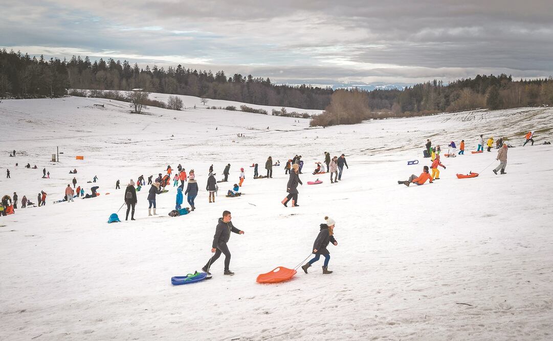 Familias disfrutan de la tarde del domingo, en Lausana, Suiza, donde médicos han pedido aplicar un confinamiento nacional por el Covid-19. Foto: AFP