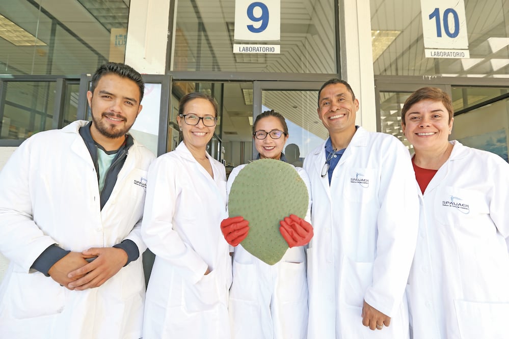 El equipo de científicos de la UAEH, encabezado por Carlos Lucho Constantino (segundo de der. a izq.), dice que no buscan comercializar el producto, sino enseñarle a los campesinos a producirlo (FOTOS: BERENICE FREGOSO. EL UNIVERSAL)