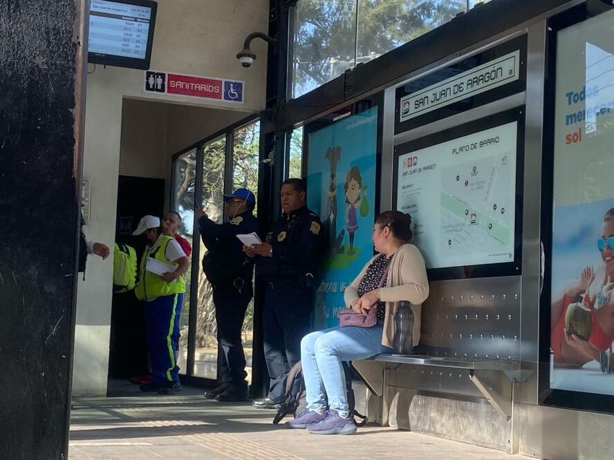 En la estación San Juan de Aragón, línea cinco del metrobús en la alcaldía Gustavo A. Madero por reporte de una persona pinchada al interior del transporte público. Foto: Juan Carlos Williams