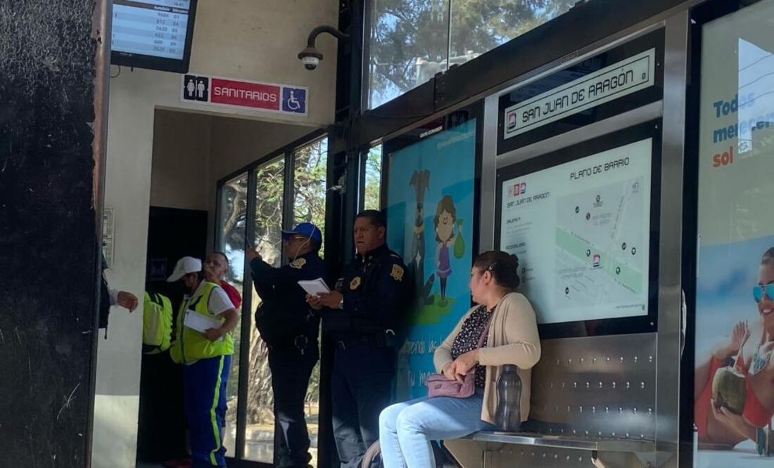 En la estación San Juan de Aragón, línea cinco del metrobús en la alcaldía Gustavo A. Madero por reporte de una persona pinchada al interior del transporte público. Foto: Juan Carlos Williams