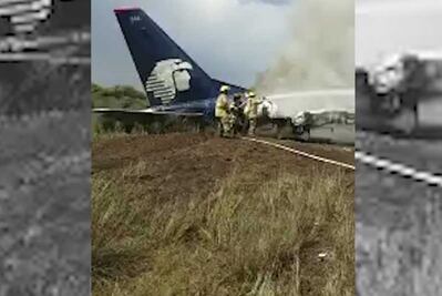 Cuerpos de emergencia sofocan fuego tras desplome de avión en Durango