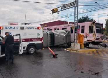 Choque de tractocamión y tren deja cuatro heridos en Guadalajara